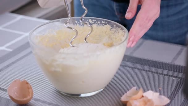 Preparación de postre de comida dulce en la cocina en casa - mezclar los ingredientes en un tazón de masa para cocinar — Vídeo de stock