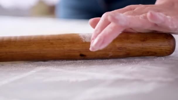 Almás pite előkészítő sorozat - nő roll out tészta tűvel az asztalon — Stock videók