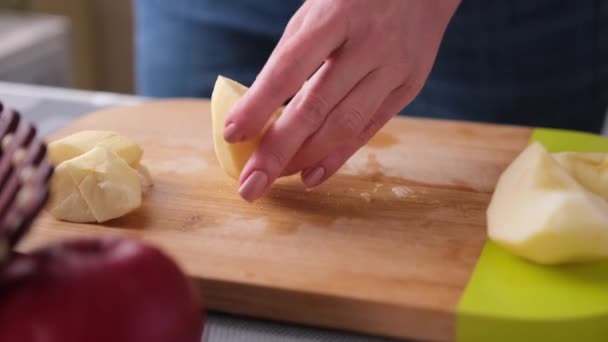 Apple paj förberedelse serie - Skär äpplen för traditionella hemgjorda Apple Cake — Stockvideo