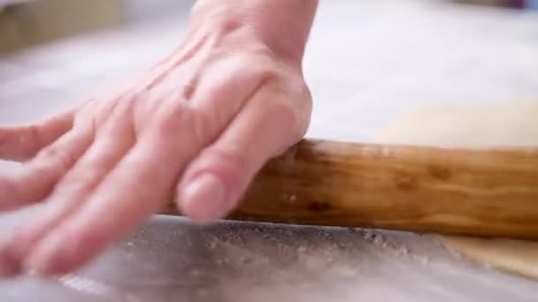 Serie di preparazione di torta di mele - donna che stende la pasta con spillo su un tavolo — Video Stock