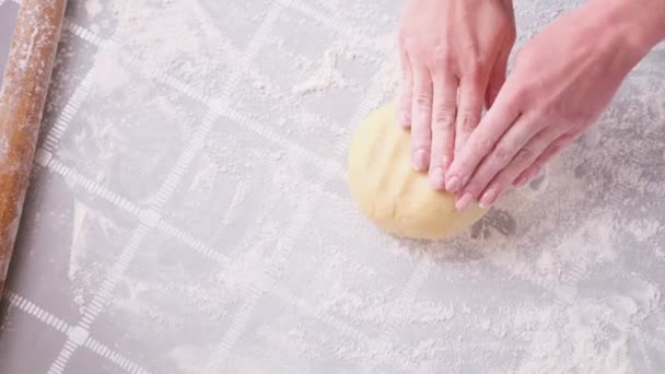 Seria przygotowania szarlotki - kobieta kładzie ciasto na stół pokryty mąką — Wideo stockowe