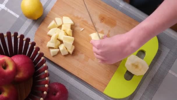 Apple pie preparation series - Cutting Apples for Traditional Homemade Apple Cake — Stock video