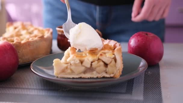 Apple pice cake preparation series - woman puts a spoon of ice cream on top of piece of cake — Vídeo de Stock