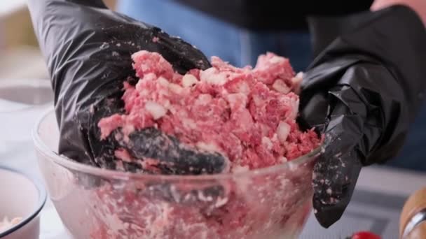 Frământarea cărnii tocate cu ceapă și condimente într-un bol de sticlă — Videoclip de stoc