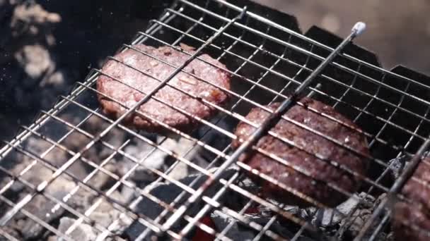 Costeletas de hambúrgueres de carne estão assando no churrasco de carvão — Vídeo de Stock