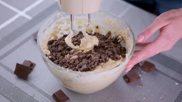 Preparing sweet food dessert in kitchen at home - mixing ingredients in bowl cooking dough — Vídeos de Stock