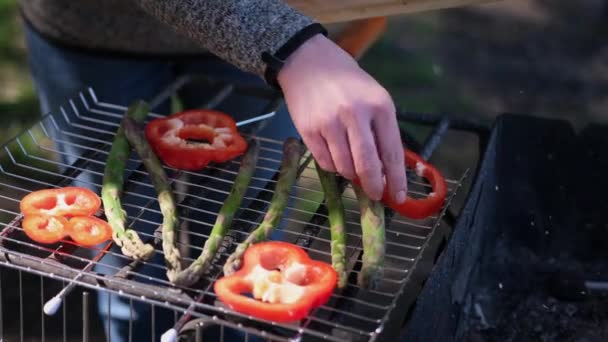 Göra grillade grönsaker - Sparris och röd paprika på en kolgrill — Stockvideo