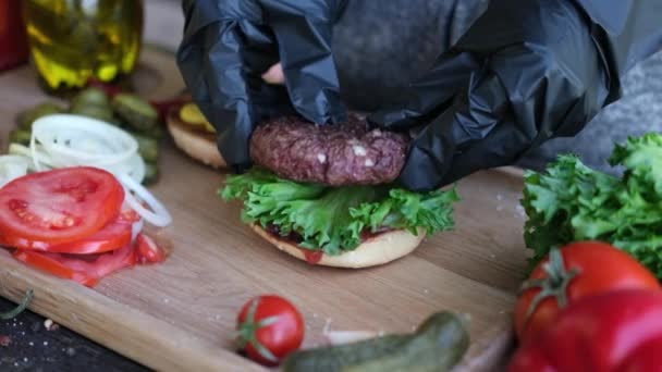 Dělat hamburger - dát hovězí řízek na půlku grilovaného hamburgeru — Stock video