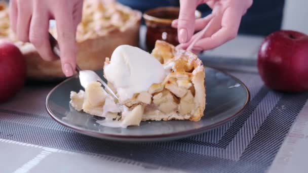La serie de la preparación de la torta de manzana - la mujer tomando el pedazo de la torta — Vídeo de stock