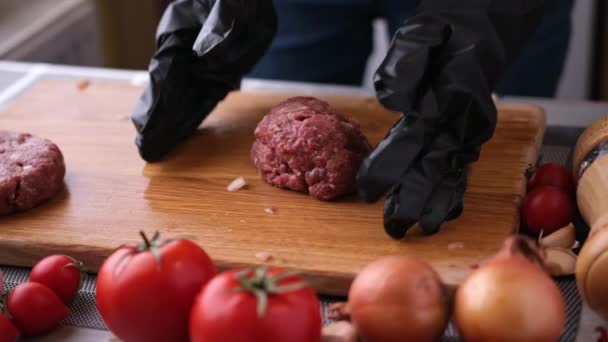 Frau schlägt Hackfleisch zum Kochen von Schnitzeln auf Holzschneidebrett — Stockvideo