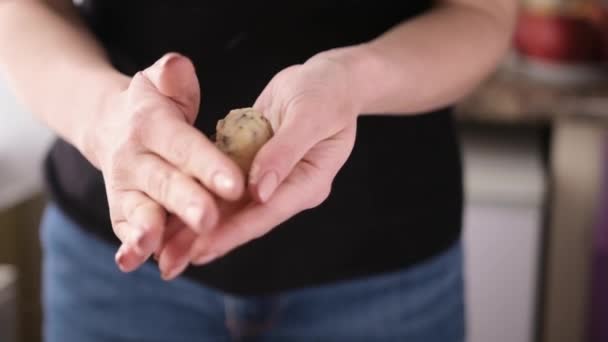 Fazer biscoitos de chocolate - Mulher está rolando a bola de massa - Assar em casa — Vídeo de Stock