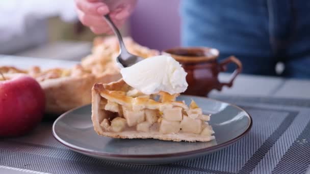 Serie di preparazione della torta di pidocchi di mele - la donna mette un cucchiaio di gelato sopra il pezzo di torta — Video Stock