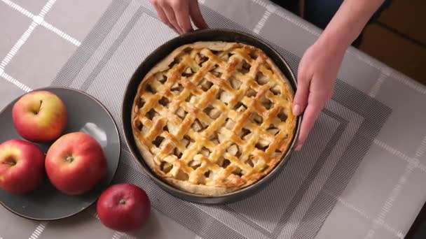 Appeltaart voorbereiding serie - vrouw trek een split vorm voor het bakken — Stockvideo