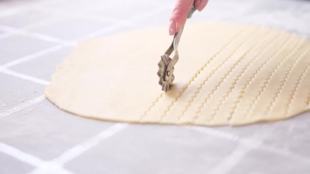 Pastel de manzana serie preparación de la torta - mujer en rodajas de masa laminada con cuchillo de balanceo — Vídeo de stock