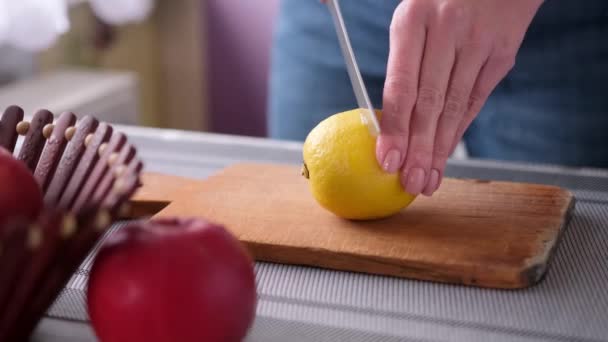 Apple pie preparation series - woman cutting lemon on wooden board — Wideo stockowe