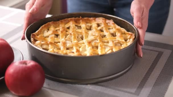 Serie zur Zubereitung von Apfelkuchen - Frau zieht eine geteilte Form zum Backen hervor — Stockvideo