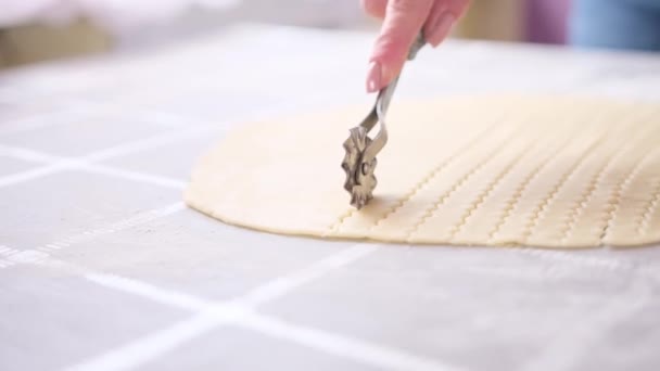 Pastel de manzana serie preparación de la torta - mujer en rodajas de masa laminada con cuchillo de balanceo — Vídeo de stock