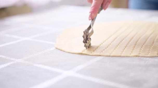Серія приготування яблучного пирога - жіноче нарізання прокату тіста рулонним ножем — стокове відео