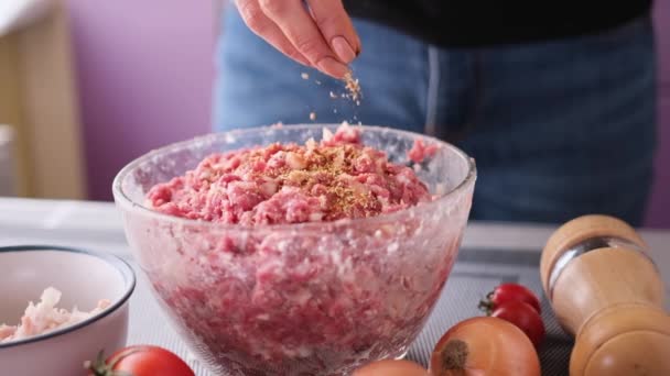 用洋葱和调味品加食盐和调味品在玻璃碗里做肉片 — 图库视频影像