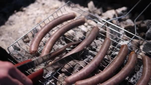 Vista close-up de saborosas salsichas grelhar na grelha de carvão — Vídeo de Stock