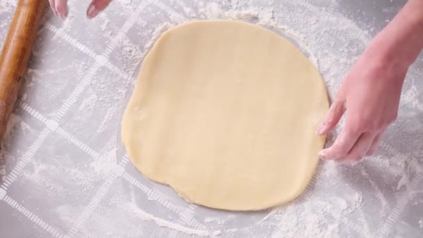 Apple πίτα προετοιμασία σειρά - γυναίκα τροχαίο έξω ζύμη με καρφίτσα σε ένα τραπέζι — Αρχείο Βίντεο