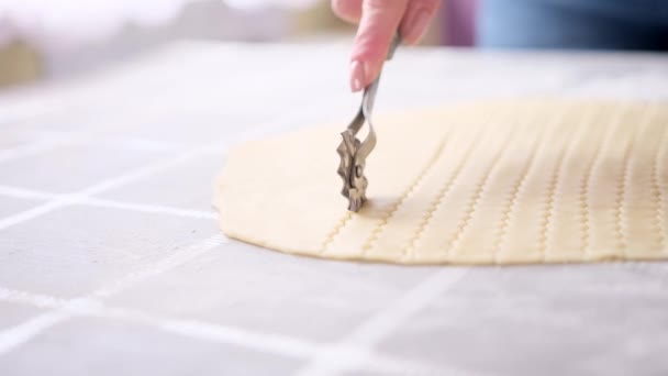 Pastel de manzana serie preparación de la torta - mujer en rodajas de masa laminada con cuchillo de balanceo — Vídeos de Stock