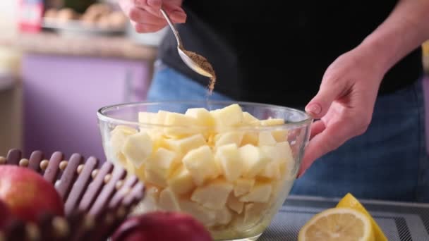 苹果派制作系列-女人们在玻璃碗中的碎苹果中加入西门子粉 — 图库视频影像