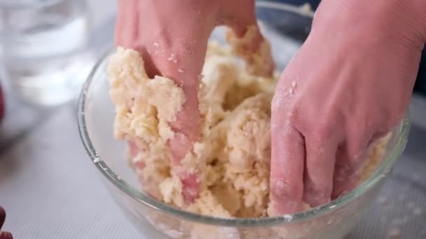 Apple pie preparation series - Kneading and mixing flour in a glass bowl in slow motion — Αρχείο Βίντεο