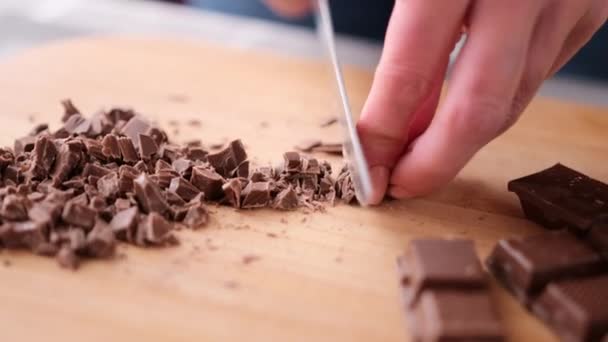 Donna Cioccolato fondente nero sul tagliere di legno — Video Stock