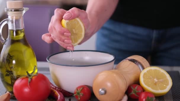 Knijpen citroensap in kom met barbecue saus ingrediënten Slow motion — Stockvideo