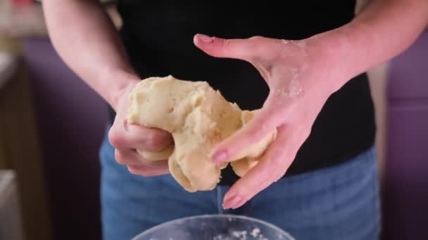 Almás pite előkészítő sorozat - Női kéz gyúró tészta — Stock videók