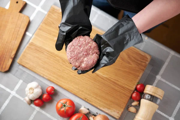 Making Billets for burgers from fresh minced meat on domestic kitchen — Stock Photo, Image