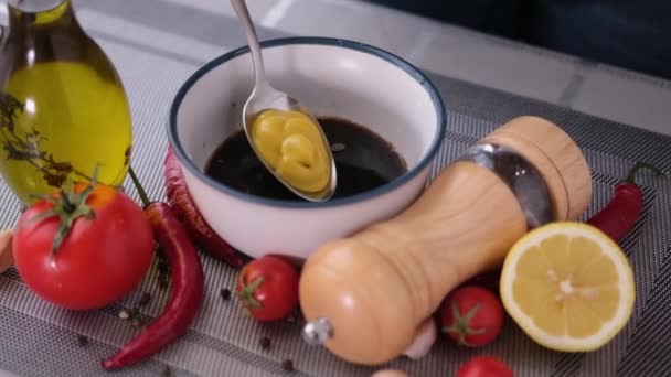 Preparando um molho de marinada para churrasco em uma cozinha doméstica - adicionando mostarda — Vídeo de Stock