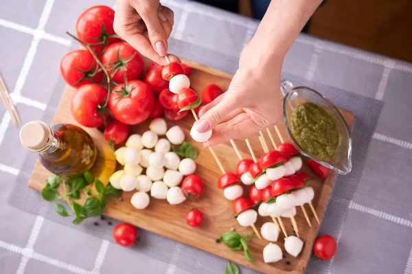 Salada Caprese Mini Queijo Mussarela Tigela Vidro Tomate Manjericão — Fotografia de Stock