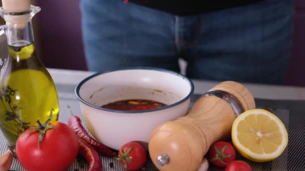 Ετοιμάζοντας Μια Σάλτσα Μαρινάδας Για Bbq Μια Οικιακή Κουζίνα Προσθέτοντας — Αρχείο Βίντεο