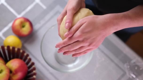 Serie Preparación Pastel Manzana Manos Mujer Amasando Masa — Vídeo de stock
