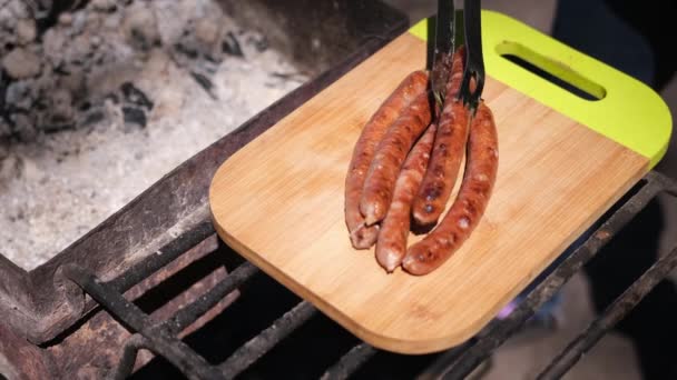 Puttung Savoureuses Saucisses Grillées Sur Une Planche Découper Bois — Video