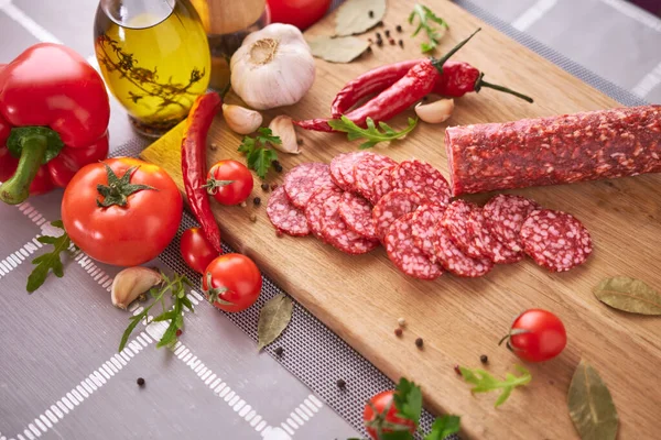 Sliced Salami Sausage Wooden Cutting Board Domestic Kitchen — Stock Photo, Image