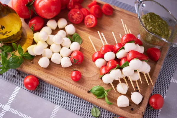 カプレーゼサラダ ガラスボウルにミニモッツァレラチーズ トマトとバジル — ストック写真
