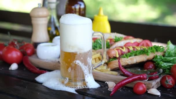 Bierglasbecher Und Frisch Gegrillte Hotdogs Und Pommes Auf Einem Holzbrett — Stockvideo