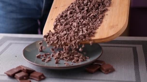 Femme Versant Chocolat Noir Haché Planche Découper Bois Assiette — Video