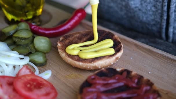 Making Burger Spreading Mustard Sauce Half Grilled Burger Bun — Vídeo de stock