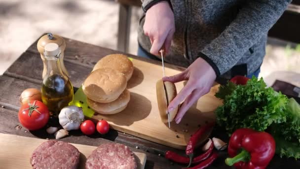 Femeie Tăiată Într Chiflă Jumătate Hamburger Cuțit Placă Lemn Aer — Videoclip de stoc