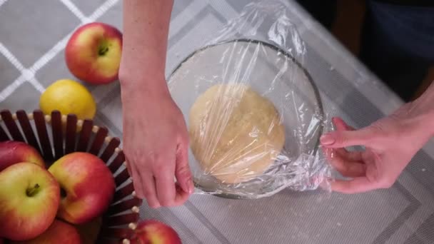 Serie Zur Zubereitung Von Apfelkuchen Frau Deckt Teig Glasschale Mit — Stockvideo