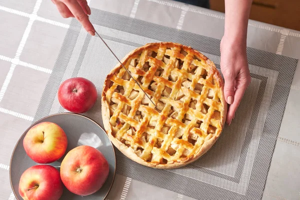 Tarte Aux Pommes Traditionnelle Maison Fraîche Sur Une Cuisine Domestique — Photo