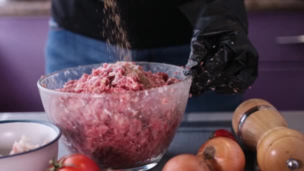 Fűszerek Hozzáadása Darált Húshoz Hagymával Fűszerekkel Egy Üvegtálban Szeletelés — Stock videók
