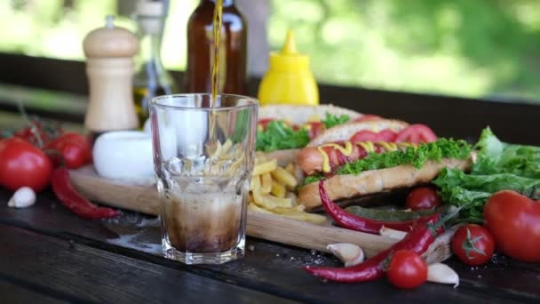Szklanka Napoju Sodowego Świeżo Upieczone Grillowane Hot Dogi Frytki Drewnianej — Wideo stockowe