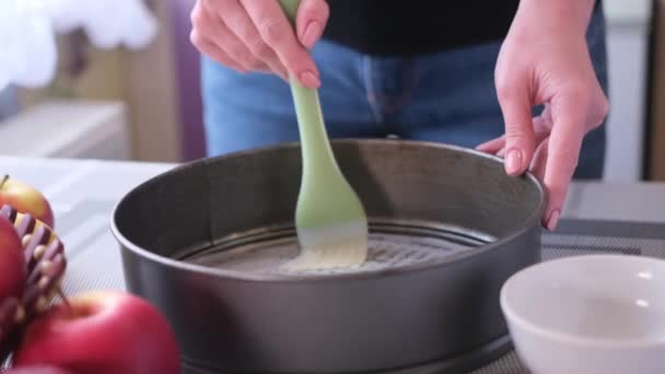 Série Preparação Torta Maçã Mulher Engraxa Assadeira Com Manteiga Derretida — Vídeo de Stock