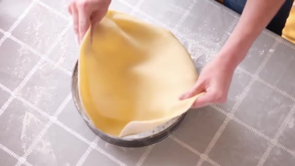 Pastel Manzana Serie Preparación Torta Mujer Pone Masa Enrollada Bandeja — Vídeo de stock