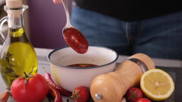 Przygotowanie Sosu Marynatowego Grilla Kuchni Domowej Dodanie Sosu Pomidorowego — Wideo stockowe